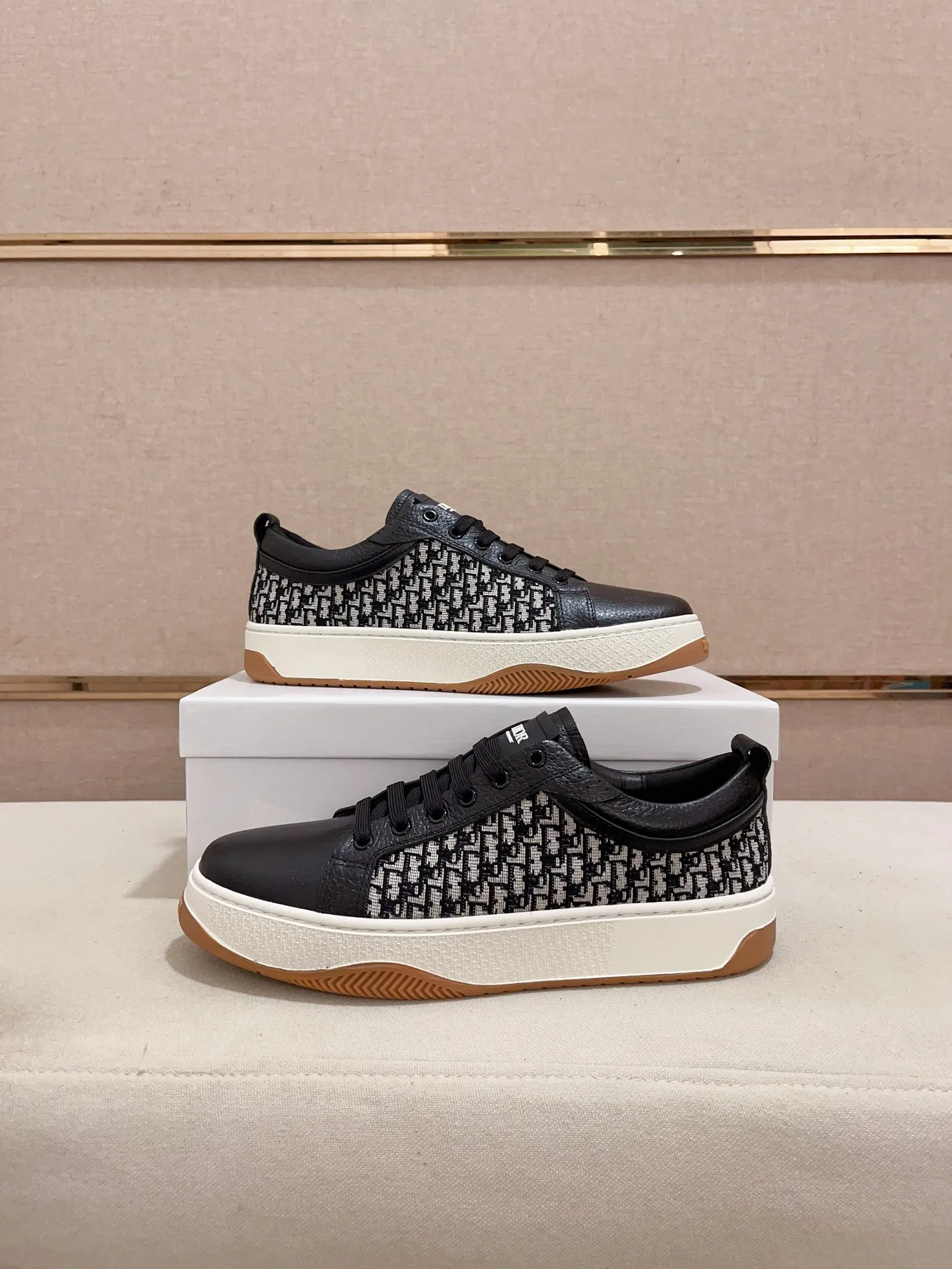 Factory price: 420💰[Dior·Dior] New casual sports style men's shoes, new spring and summer design, perfect workmanship, lace-up lazy style to create wardrobe quality, upper: imported first-layer cowhide, sheepskin lining is soft and comfortable, ultra-light TPU wear-resistant outsole, simple, versatile fashion men's shoes, excellent color code number 38--44. (Can be customized for 45 non-refundable)
